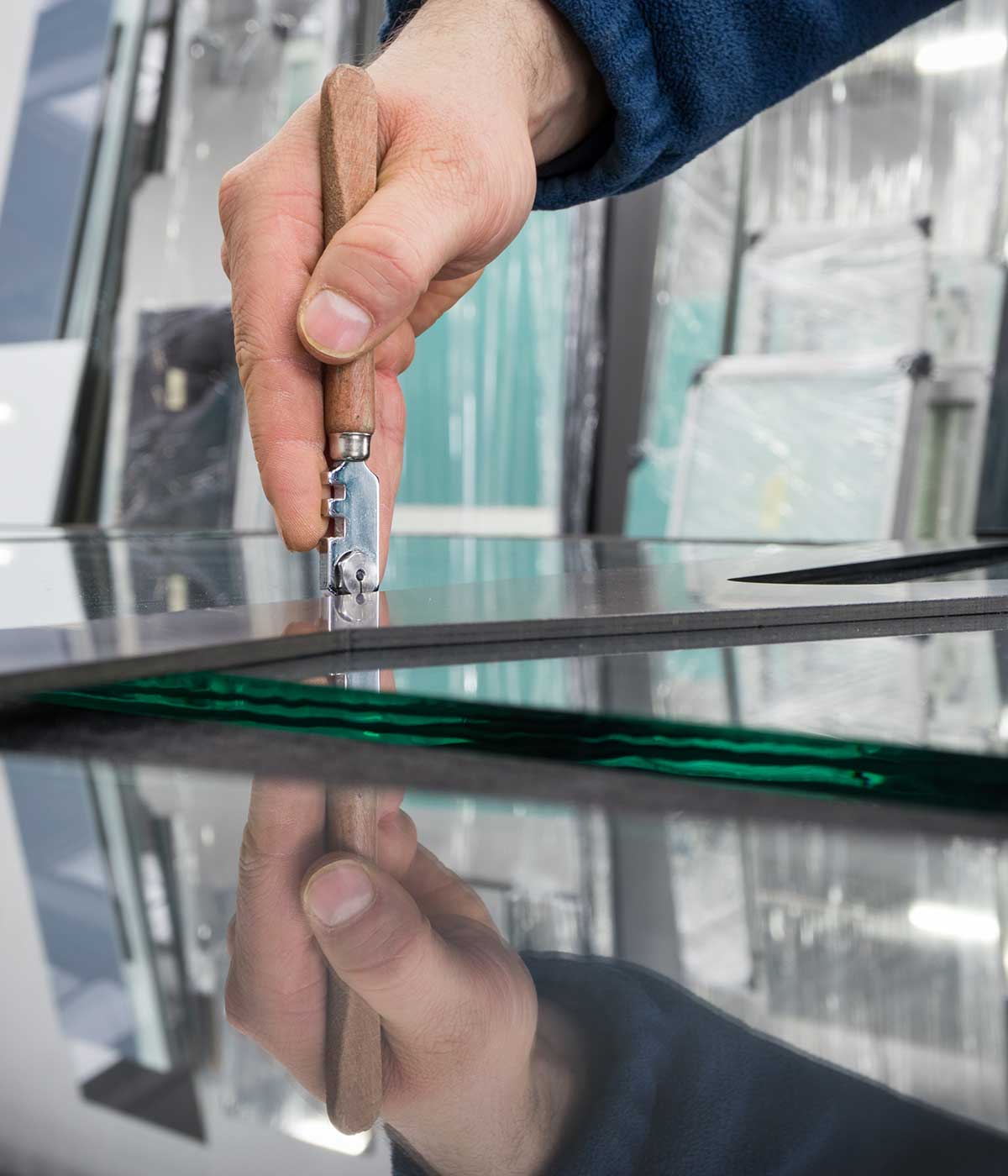 Der Glaser schneidet das Glas