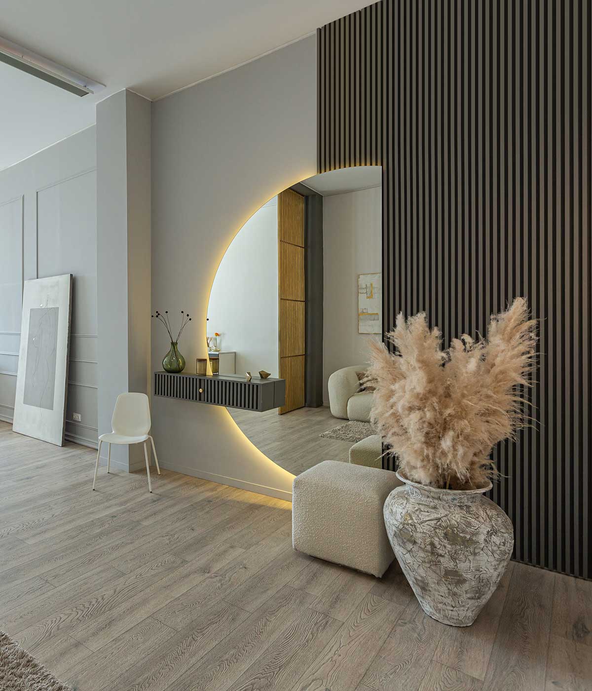 Helle, offene Wohnung in modernem Design, hellen Wänden und Holzboden in einem Raum mit Tageslicht
