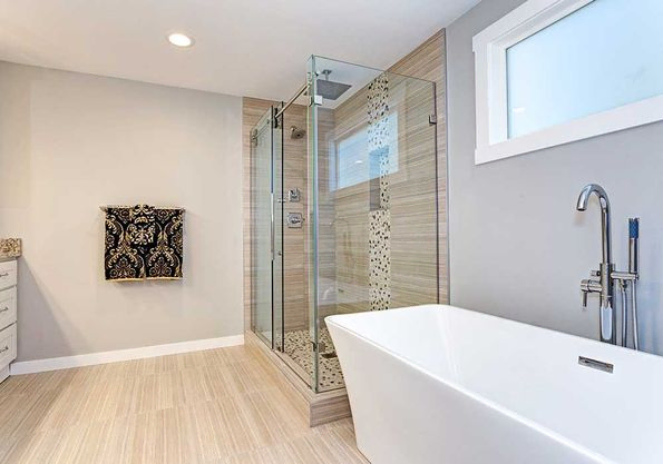 Helles, modernes Badezimmerdesign mit begehbarer Dusche
